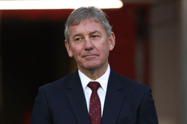 配资界网 罗布森：英超顶级球队几乎都是用四后卫，阿莫林应该学会变通